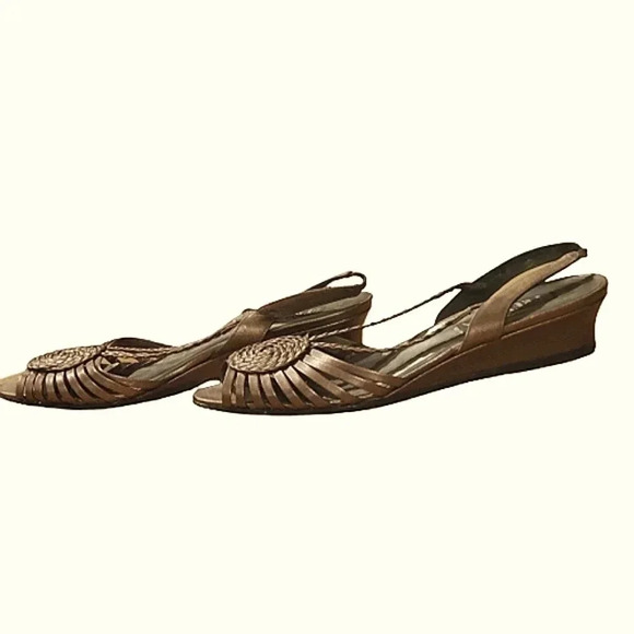 Prevata bronze 1" heel sandals with gorgeous woven  accent at toe Size 9 AA - Picture 3 of 6